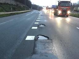 De schade aan het asfalt wordt hersteld (foto: Rijkswaterstaat).