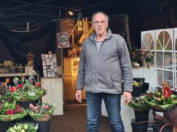 Bloemist Theo van Someren in zijn noodtent (foto: Binderij van Bloemweegen)
