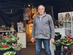 Bloemist Theo van Someren in zijn noodtent (foto: Binderij van Bloemweegen)