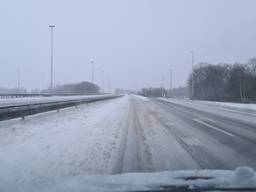 Besneeuwde wegen zorgen voor veel vertraging in het verkeer.