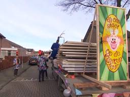 De deuren werden rondgebracht op een platte kar (foto: Omroep Brabant). 