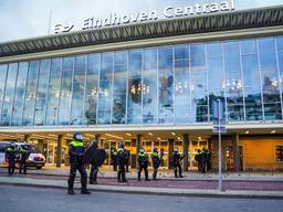 De jongen gooide ruiten in van het NS-station (Foto: SQ Vision). 