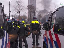 De politie in actie tijdens de rellen in Eindhoven