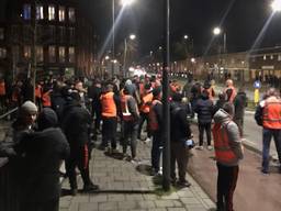 Een groep supporters met oranje hesjes in Den Bosch dinsdagavond (foto: Omroep Brabant) 