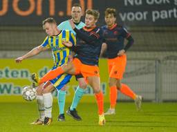 Lennerd Daneels probeert de bal af te schermen (foto: OrangePictures)