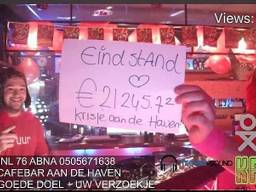 Euforie en emotie bij het einde van de lock-up. (Beeld: café Krisje aan de Haven)