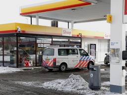 De politie bij het tankstation (foto: Christian Traets).