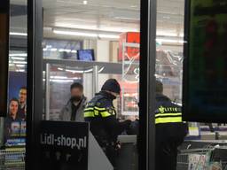 Een klant werd gestoken met een mes, tijdens een overval op een supermarkt in Cuijk.