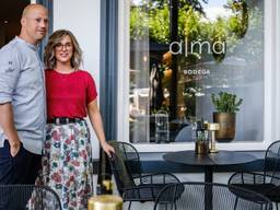 De trotse eigenaren van Alma Bodega in Oisterwijk Wouter en Malou (Foto: Pieter de Hoop)