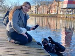 Mona met duiker Jesse die haar mobieltje vond in de gracht van Breda (foto: DiveSenses).