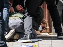 De demonstrant werd door de beveiligers vastgehouden (foto: ANP/Rob Engelaar).