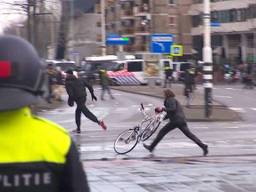 Er was te weinig ME waardoor de avondklokrelschoppers terug konden keren naar het centrum van Eindhoven staat in een brief van de burgemeester (foto:archief) 