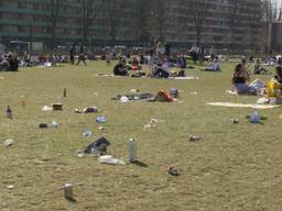 Afval in het Spoorpark in Tilburg. 