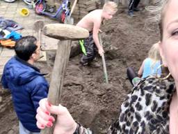 Een gat graven voor de trampoline (foto: Wendy Harting-Smit).