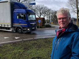 Jan Manders uit Deurne is de vrachtwagens achter zijn huis zat (foto: Alice van der Plas).