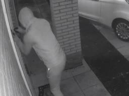 Een bewakingscamera filmde hoe een onbekende de handgranaat aan een deurklink hing (foto: Archief).