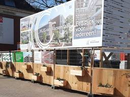 Achter de groene bouwhekken wordt druk gewerkt aan het nieuwe stadskantoor. (Foto: Gemeente Roosendaal)