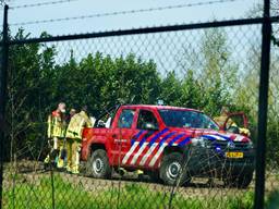 Een motorcrosser moet met een brandweerjeep van het terrein gehaald worden.