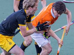 Wouter Jolie (Bldaal) met Imre Vos (Den Bosch) tijdens de eerste wedstrijd van de halve finales play-offs (foto: ANP/Hollandse Hoogt/Koen Suyk).