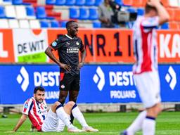 Een teleurgestelde Vangelis Pavlidis (zittend) zondag tijdens de wedstrijd van Willem II tegen PSV (0-2) in Tilburg (foto: ANP / Olaf Kraak).