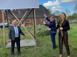 Wethouders Lok (Roosendaal) en Van der Velden (Bergen op Zoom) mochten samen met de staatssecretaris het bord onthullen. (Foto: Rijksoverheid)