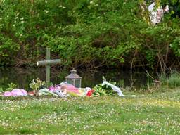 De bloemen die buurtbewoners neerlegden (foto: Tom van der Put/SQ Vision).