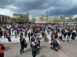 Honderden demonstranten voor Palestina op het Stadhuisplein in Eindhoven (foto Studio040: Alain Heeren)