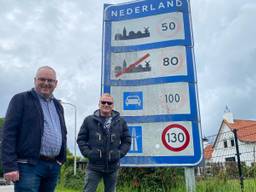 Raadslid Marco Schillemans en buurtbewoner Marc van Osta willen af van het bord. (Foto: Sven de Laet)