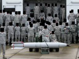 Amerikanen poseren met 'de atoombom' (foto: Bellingcat) 