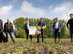 De trotse partners op de akker van Ad en Jolanda Raaijmakers (foto: ZLTO).