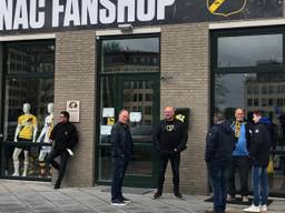 NAC-fans in de rij.