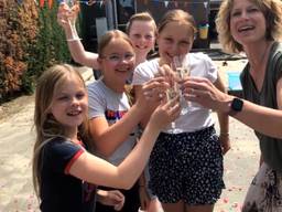 De scholieren kregen kinderchampagne om het goede nieuws te vieren.
