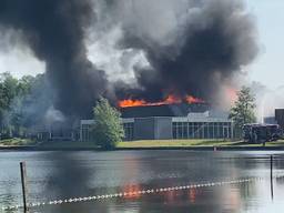 De brand gezien vanaf een strandje (Beeld: Giselle).