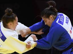 Guusje Steenhuis (in blauw) wint brond (foto: ANP/Attila Kisbenedek).