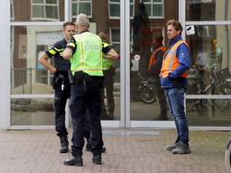 Agenten bij het gemeentehuis in Cuijk (foto: SQ Vision).