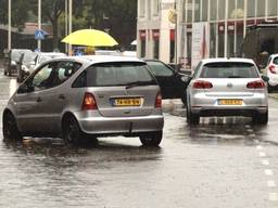 Veel regen in de Bredase Heuvelstraat (foto: Perry Roovers/SQ Vision)