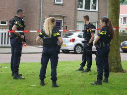 Agenten bij het huis (foto: Jeroen Stuve/SQ Vision).