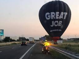 De luchtballon langs de A17 (foto: weginspecteur Roel de Laat).
