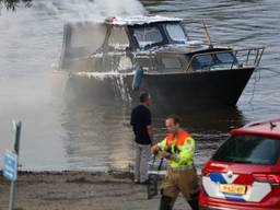 Plezierjacht op de Maas brandt uit bij Ravenstein 