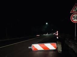 Vandalen hebben 100 wegafzettingsborden omgegooid bij Hilvarenbeek (foto: politie).