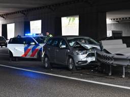 Auto botst frontaal op vangrail op de A16