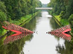 Faunabrug ingestort door zware regenval en ligt in twee stukken in kanaal