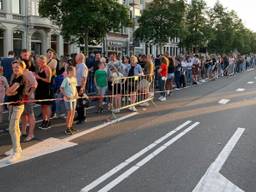 Bezoekers van de Tilburgse kermis, die 's avonds eerder dichtgaat