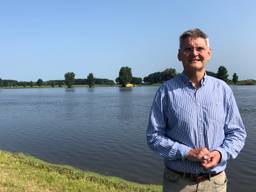 Dijkgraaf Kees Jan de Vet bij de Maas met hoog water (foto: Rene van Hoof).