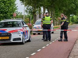 Fietsers aangereden, automobilist rijdt door