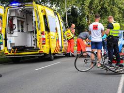 Oudere fietser aangereden door auto, slachtoffer met spoed naar ziekenhuis