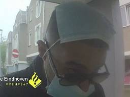 De man droeg niet één, maar twee mondkapjes op zijn hoofd (foto: Politie Eindhoven).