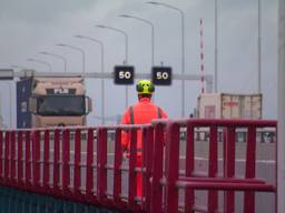 Op de Haringvlietbrug geldt voorlopig een maximumsnelheid van vijftig kilometer
