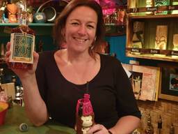 Joyce Janssens in haar eigen cocktailbar met haar eigen BelcRum.