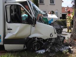 Kleine vrachtwagen botst tegen boom bij Oirschot